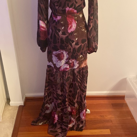 New in bag Venus’s side cut out maxi dress - Picture 9 of 15